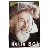 Aangepaste 80e verjaardag foto hallo 80 man man medium cadeauzakje (Achterkant)