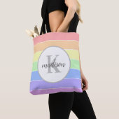 Aangepaste aangepaste monogram regenboogstrepen tote bag (Dichtbij)