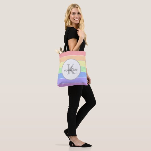 Aangepaste aangepaste monogram regenboogstrepen tote bag (Op model)