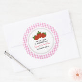 Aangepaste aardbei en Gingham Ronde Sticker (Envelop)