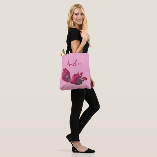 Aangepaste aardbei tote bag (Op model)