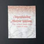 Aangepaste achtergrond Afstuderen Party Photo Boot Wandkleed<br><div class="desc">afstuderen Aangepaste achtergrond voor fotocabine,  Sparkle Birthday Twinkle Glitter 2025,  Sparkly gepersonaliseerde klasse van 2024,  Prop Banner van het afstudeerfeest,  PhD High School kleuterschool UNI,  Bachelor Verpleegkunde afstudeerder diploma,  Welkom teken Photobooth College 2026,  Universiteitsmaster MBA Law Doctor,  Verpleegkundige Doctoraat CPA MD Doctoraat,  roos Goud Roze Marmer Haar</div>