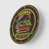 Aangepaste ADD NAAM Retro Faux Neon Burger Diner Ronde Klok (Hoek)