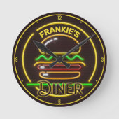 Aangepaste ADD NAAM Retro Faux Neon Burger Diner Ronde Klok (Voorkant)