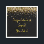 Aangepaste afstudeerfeestje gepersonaliseerd zwart servet<br><div class="desc">aangepaste afstudeerfeestje servetten,  zwarte en gouden glans servet,  twinkelende glitterservetten voor afstuderen,  glanzend goud en zwart feest,  afstudeerfeestje cocktail diner servetten,  middelbare school kleuterschool uni bachelors,  verpleegkunde viering van graad,  universiteit 2023 2024 masters phd,  favoriete servetten voor verjaardagsfeestje,  gepersonaliseerde afstudeerfeestje servet</div>