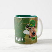 Aangepaste Airedale Terrier Gold St. Patricks Day Tweekleurige Koffiemok (Voorkant rechts)