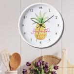 Aangepaste ananas<br><div class="desc">Deze schattige en girale klok is gedecoreerd met een geel ananas van de waterverf en een roze typografie. U kunt het aanpassen door de naam te veranderen of het een monogram te maken. Gebruik de optie Verdere wijzigingen aanpassen om de tekstgrootte, stijl of kleur te wijzigen. Omdat wij ons kunstwerk...</div>