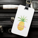 Aangepaste ananas bagagelabel<br><div class="desc">Dit korrelige bagagelabel is versierd met een geel ananas van de waterverf en een roze typografie. U kunt het aanpassen door de naam te veranderen of het een monogram te maken. Omdat wij ons kunstwerk creëer, zult u dit nauwkeurige afbeelding niet vinden van andere ontwerpers. Oorspronkelijke Waterverf © Michele Davies....</div>