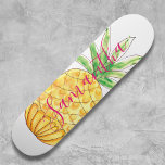 Aangepaste ananas persoonlijk skateboard<br><div class="desc">Dit gierig Skateboard is versierd met een handgetekende ananas in tinten geel en groen met roze typografie. Gemakkelijk aanpasbaar met onze naam. Omdat we ons eigen kunstwerk creëer,  zal je dit exacte afbeelding niet vinden van andere ontwerpers. Oorspronkelijke Waterverf © Michele Davies.</div>