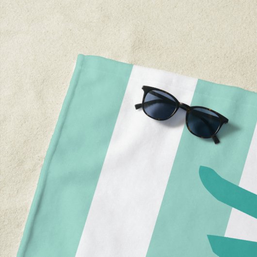 Aangepaste Aqua Blue Striped Script Name Strandlaken (In situ)