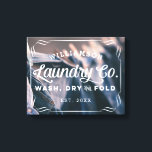 Aangepaste Aqua Laundry Wash Dry Fold Sign Canvas Afdruk<br><div class="desc">Hang dit gepersonaliseerde foto canvas bord in uw wasruimte en breng een beetje van die rustieke boerderij sfeer in uw interieur. Gebruik de aanpassingsopties om een echte creëer voor jezelf te maken door de lettertypen en het afbeelding op de achtergrond te wijzigen. Foto door Bruno Nascimento op Unsplash</div>