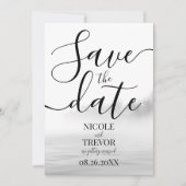 Aangepaste B&W Meer Mist Calligrafie Bruiloft Save The Date (Voorkant)