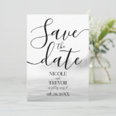 Aangepaste B&W Meer Mist Calligrafie Bruiloft Save The Date (Staand voorkant)