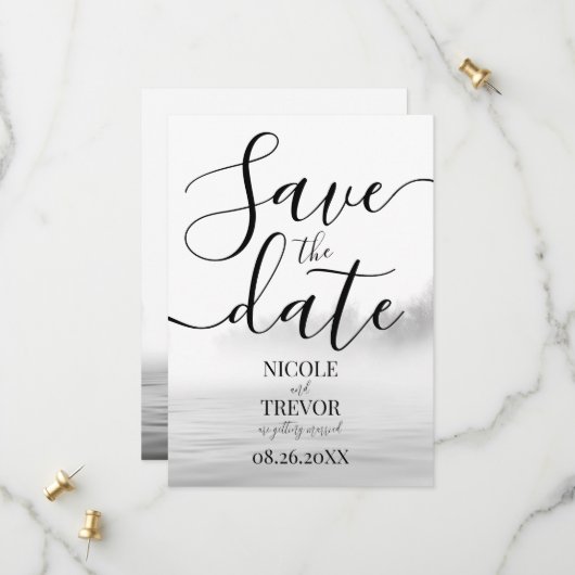 Aangepaste B&W Meer Mist Calligrafie Bruiloft Save The Date (Voorkant / Achterkant in situ)