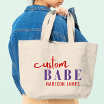 Aangepaste Babe Grappig Gezegde Gepersonaliseerde  Grote Tote Bag<br><div class="desc">Custom Babe Funny Gezegde Personalized Name Canvas tassen heeft een eenvoudig ontwerp met de tekst "custom babe" in moderne paarse en rode kalligrafie script typografie en gepersonaliseerd met jouw naam. Perfect voor een leuk cadeau voor moeder, beste vrienden, vriendin, voor verjaardagsfeestjes, kerstdagen, feestdagen, Moederdag en meer. Ontworpen door Evco Studio...</div>