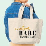 Aangepaste Babe Grappig Gezegde Gepersonaliseerde  Grote Tote Bag<br><div class="desc">Custom Babe Funny Gezegde Personalized Name Canvas tassen heeft een eenvoudig ontwerp met de tekst "custom babe" in modern zwart en goud kalligrafie script typografie en gepersonaliseerd met jouw naam. Perfect voor een leuk cadeau voor moeder, beste vrienden, vriendin, voor verjaardagsfeestjes, kerstdagen, feestdagen, Moederdag en meer. Ontworpen door Evco Studio...</div>