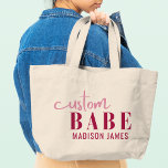 Aangepaste Babe Grappig Gezegde Gepersonaliseerde  Grote Tote Bag<br><div class="desc">Custom Babe Funny Gezegde Personalized Name Canvas tassen heeft een eenvoudig ontwerp met de tekst "custom babe" in moderne roze kalligrafie script typografie en gepersonaliseerd met jouw naam. Perfect voor een leuk cadeau voor moeder,  beste vrienden,  vriendin,  voor verjaardagsfeestjes,  kerstdagen,  feestdagen,  Moederdag en meer. Ontworpen door Evco Studio www.zazzle.com/store/evcostudio</div>