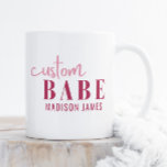 Aangepaste Babe Grappig Gezegde Gepersonaliseerde  Koffiemok<br><div class="desc">Custom Babe Funny Gezegde Personalized Name heeft een eenvoudig ontwerp met de tekst "custom babe" in een moderne roze kalligrafie script typografie en gepersonaliseerd met jouw naam. Perfect voor een leuk cadeau voor moeder,  beste vrienden,  vriendin,  voor verjaardagsfeestjes,  kerstdagen,  feestdagen,  Moederdag en meer. Ontworpen door Evco Studio www.zazzle.com/store/evcostudio</div>