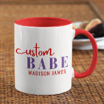 Aangepaste Babe Grappig Gezegde Gepersonaliseerde  Mok<br><div class="desc">Custom Babe Funny Gezegde Personalized Name heeft een eenvoudig ontwerp met de tekst "custom babe" in moderne rode en paarse kalligrafie script typografie en gepersonaliseerd met jouw naam. Perfect voor een leuk cadeau voor moeder,  beste vrienden,  vriendin,  voor verjaardagsfeestjes,  kerstdagen,  feestdagen,  Moederdag en meer. Ontworpen door Evco Studio www.zazzle.com/store/evcostudio</div>