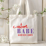Aangepaste Babe Grappig Gezegde Gepersonaliseerde  Tote Bag<br><div class="desc">Custom Babe Funny Gezegde Personalized Name Canvas tassen heeft een eenvoudig ontwerp met de tekst "custom babe" in moderne paarse en rode kalligrafie script typografie en gepersonaliseerd met jouw naam. Perfect voor een leuk cadeau voor moeder, beste vrienden, vriendin, voor verjaardagsfeestjes, kerstdagen, feestdagen, Moederdag en meer. Ontworpen door Evco Studio...</div>