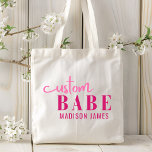 Aangepaste Babe Grappig Gezegde Gepersonaliseerde  Tote Bag<br><div class="desc">Custom Babe Funny Gezegde Personalized Name Canvas tassen heeft een eenvoudig ontwerp met de tekst "custom babe" in moderne roze kalligrafie script typografie en gepersonaliseerd met jouw naam. Perfect voor een leuk cadeau voor moeder,  beste vrienden,  vriendin,  voor verjaardagsfeestjes,  kerstdagen,  feestdagen,  Moederdag en meer. Ontworpen door Evco Studio www.zazzle.com/store/evcostudio</div>