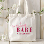 Aangepaste Babe Grappig Gezegde Gepersonaliseerde  Tote Bag<br><div class="desc">Custom Babe Funny Gezegde Personalized Name Canvas tassen heeft een eenvoudig ontwerp met de tekst "custom babe" in moderne roze kalligrafie script typografie en gepersonaliseerd met jouw naam. Perfect voor een leuk cadeau voor moeder,  beste vrienden,  vriendin,  voor verjaardagsfeestjes,  kerstdagen,  feestdagen,  Moederdag en meer. Ontworpen door Evco Studio www.zazzle.com/store/evcostudio</div>