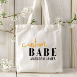 Aangepaste Babe Grappig Gezegde Gepersonaliseerde  Tote Bag<br><div class="desc">Custom Babe Funny Gezegde Personalized Name Canvas tassen heeft een eenvoudig ontwerp met de tekst "custom babe" in modern zwart en goud kalligrafie script typografie en gepersonaliseerd met jouw naam. Perfect voor een leuk cadeau voor moeder, beste vrienden, vriendin, voor verjaardagsfeestjes, kerstdagen, feestdagen, Moederdag en meer. Ontworpen door Evco Studio...</div>