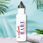 Aangepaste Babe Grappig Gezegde Gepersonaliseerde  Waterfles<br><div class="desc">Custom Babe Funny Gezegde Gepersonaliseerde naam Waterfles heeft een eenvoudig ontwerp met de tekst "custom babe" in moderne rode en paarse kalligrafie script typografie en gepersonaliseerd met jouw naam. Perfect voor een leuk cadeau voor moeder, beste vrienden, vriendin, voor verjaardagsfeestjes, kerstdagen, feestdagen, Moederdag en meer. Ontworpen door Evco Studio www.zazzle.com/store/evcostudio...</div>