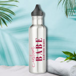 Aangepaste Babe Grappig Gezegde Gepersonaliseerde  Waterfles<br><div class="desc">Custom Babe Funny Gezegde Gepersonaliseerde naam Waterfles heeft een eenvoudig ontwerp met de tekst "custom babe" in moderne roze kalligrafie script typografie en gepersonaliseerd met jouw naam. Perfect voor een leuk cadeau voor moeder,  beste vrienden,  vriendin,  voor verjaardagsfeestjes,  kerstdagen,  feestdagen,  Moederdag en meer. Ontworpen door Evco Studio www.zazzle.com/store/evcostudio</div>