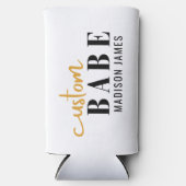 Aangepaste Babe Grappige Spreuk Gepersonaliseerde  Seltzer Blikjeskoeler (Voorkant)