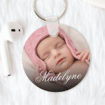 Aangepaste Baby Fotonaam Elegant Keepomwille Sleutelhanger<br><div class="desc">Creëer uw eigen gepersonaliseerde elegante ronde sleutelhanger met uw het manuscriptnaam van de douanecalligrafie en favoriete foto.</div>