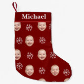 Aangepaste Baby Gezicht & Naam Rode Sneeuwvlok Kleine Kerstsok (Voorkant)