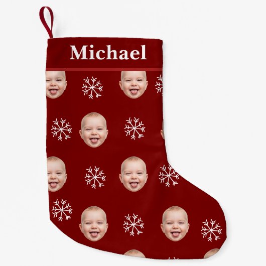 Aangepaste Baby Gezicht & Naam Rode Sneeuwvlok Kleine Kerstsok (Voorkant)