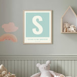 Aangepaste Baby Naam Kwekerij Wanddecoratie Monogr Poster<br><div class="desc">Op zoek naar schattige kunst? Deze custom naam print is perfect! Met een modern monogram en zoete pastel turquoise tinten, voegt het een persoonlijk tintje toe aan de kamer van elke baby. Een geweldig baby shower cadeau of finishing touch voor de ruimte van je eigen kleintje. #kinderdagverblijfDecor #babykamerDecor #gepersonaliseerde cadeaus...</div>