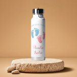 Aangepaste Baby Twins Voetafdruk Waterfles<br><div class="desc">Een zoete souvenir voor de tante van de tweeling! Deze gepersonaliseerde waterfles heeft pastelroze en blauwe baby-voetafdrukken en het bericht "Tot ziens", waardoor het een oprechte geschenk is voor baby showers, geslachtsonthullingen of aankondigingen. Pas het aan met elke naam of titel (tante, nana, peetmoeder, enz.) om het uniek te maken....</div>