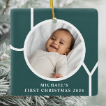 Aangepaste babyjongen's eerste kerstfoto groen keramisch ornament<br><div class="desc">Dit stijlvolle Ornament voor de eerste kerstfoto van Baby Boy is versierd met het woord JOY op een donkergroene achtergrond. Gemakkelijk aanpasbaar met uw foto,  naam,  en jaar.</div>