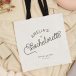 Aangepaste Bachelorette Party Moderne Script Gold  Tote Bag<br><div class="desc">Deze moderne canvas tas met een minimalistisch casual ontwerp van het manuscriptkalligrafie dat BACHELORETTE evenals de douanenaam van uw dienstmeisje van eer, bruidsmeisje of andere partijgasten leest, kenmerkt schone lijnen aan creëer een gestroomlijnde en verfijnde verschijning. De ondergewaardeerde stijl met de kleine gouden hartdetails voegt een beetje verfijning toe aan...</div>