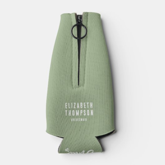 Aangepaste Bachelorette Party Sage Green Beer Flesjeskoeler (Achterkant)