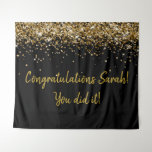 Aangepaste backdrop GraduPartij Foto Booth Gold Wandkleed<br><div class="desc">Aangepaste achtergrond voor fotocabine,  jubileum Black en Gold Sparkle,  Verjaardags twinkel glitter 2023 2025,  Sparkly gepersonaliseerde klasse van 2024,  afstuderen afstudeerfeest Prop Banner,  PhD High School Kindergarten Uni,  Bachelor Verpleegkunde afstudeerder diploma,  Welkom teken Photobooth College 2026,  Universiteitsmeester MBA Law Doctor,  Verpleegkundige Doctoraat CPA MD Doctoraat</div>