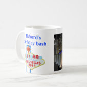 Aangepaste badge in het kader van Birthday Party Koffiemok (Voorkant links)