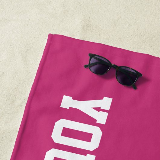 Aangepaste badhanddoekcadeau met gele softball log strandlaken (In situ)