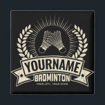 Aangepaste Badminton Player Name Racquet Sports Magneet<br><div class="desc">Het gepersonaliseerde ontwerp van de Naam van de Speler van Badminton Racquet van de Sport,  dat championstijl met voeten treedt en 2 shuttlecocks. Aanpassen met jouw naam of aangepaste tekst!</div>