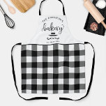Aangepaste, Bakkerij Buffel Plaid Boerderij Keuken Schort<br><div class="desc">Maak dit prachtige schort helemaal eigen door je eigen tekst op de boven- en onderkant toe te voegen. Ontwerp met prachtig "Bakery" script in handgeschreven kalligrafie,  decoratieve eieren whisk en rolpen en zwart-wit geruite buffel plaid patroon op midden- en onderkant. Geweldig op maat geschenk idee!</div>