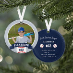 Aangepaste Baseball Photo & Player Stats Ornament<br><div class="desc">Herinneer een geweldige seizoen voor je favoriete honkbalspeler met dit coole aangepaste ornament in een blauw en grijze zeekleur. Pas het front aan met de foto, de naam en het nummer van de speler en voeg meer details toe aan de achterkant, inclusief de naam van het team of de liga,...</div>