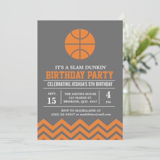 Aangepaste Basketbal Verjaardag Uitnodiging voor J (Staand voorkant)