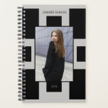 Aangepaste Bedrijfsfoto Geometrisch Zwart & Grijs Planner<br><div class="desc">Deze planner biedt een stijlvolle en gepersonaliseerde benadering van de organisatie,  waardoor zowel trendy als functioneel in uw planning wordt gegarandeerd.</div>