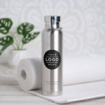 Aangepaste bedrijfsnaam en Logo Silver Branded Waterfles<br><div class="desc">Aangepaste waterflesjes van het merk Silver bevatten uw professionele zakelijke logo,  samen met de tekst voor uw bedrijfsnaam,  slogan,  website,  locatie of andere informatie die u kunt aanpassen. Voeg eenvoudig uw bedrijf logo aan de zwarte ronde ruimte van het placeholder afbeelding toe,  en vul met uw aangewezen formulering in.</div>
