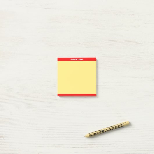 Aangepaste belangrijke tekst op rood en geel post-it® notes (Op bureau)