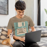 Aangepaste bericht computer diskette T-shirt<br><div class="desc">Weet je nog floppy disks? Dit T-shirt is een blast uit het verleden met zijn illustratie van een lichtblauwe computerdiskette. Gebruik de velden sjabloon om eenvoudig uw eigen bericht toe te voegen aan het labelgebied van de schijf. Dit T-shirt komt overeen met andere items in ons Old Tech collectie van...</div>