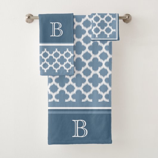 Aangepaste Bermuda Gray Blue White Ikat Quatrefoil Bad Handdoek (Insitu)